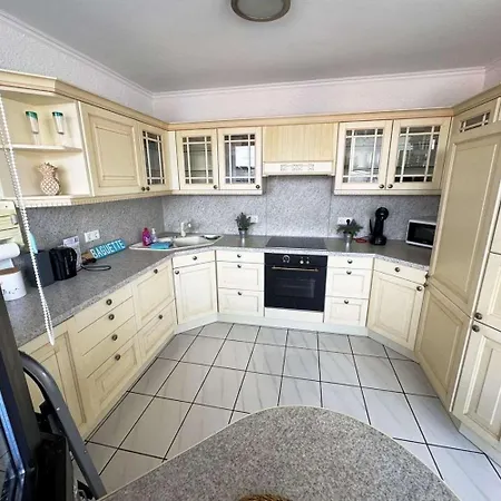 Luxurious In アパート レバークーゼン